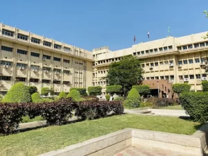 معدل قبول الطب في جامعة القاهرة للوافدين